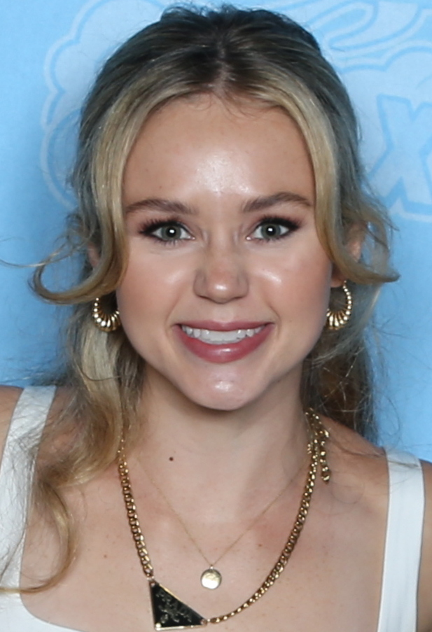 Brec Bassinger — изображение из карточки каталога Slivly