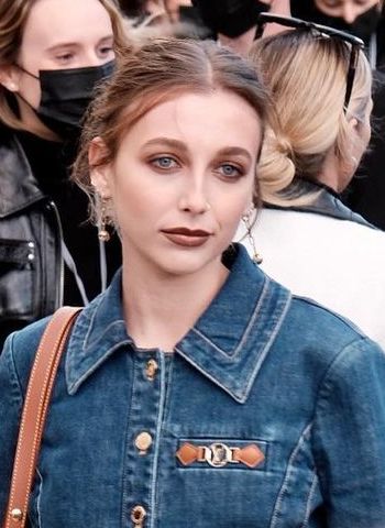 Emma Chamberlain — изображение из карточки каталога Slivly