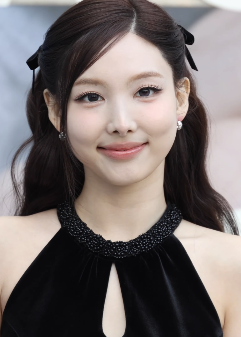 Nayeon (TWICE) — изображение из карточки каталога Slivly