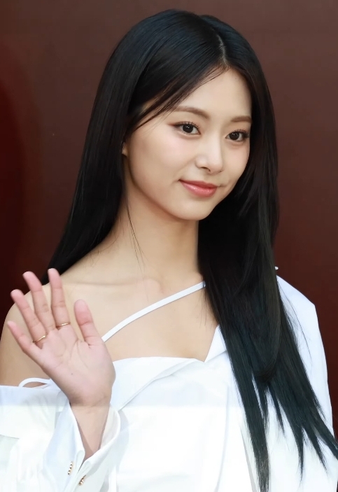 Tzuyu (TWICE) — изображение из карточки каталога Slivly