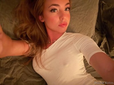 Emma Kotos OnlyFans фото
