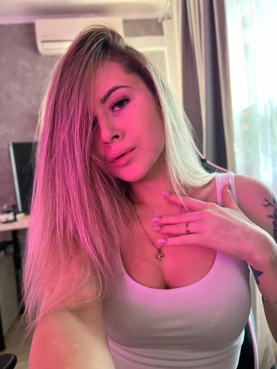 Сочная медсестра урологии фоталась г0лoй прямо в кабинете OnlyFans фото