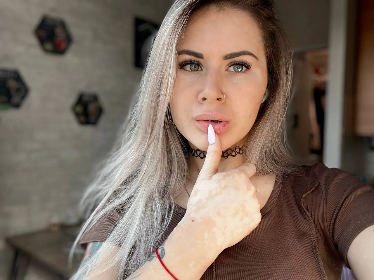 Сочная медсестра урологии фоталась г0лoй прямо в кабинете OnlyFans фото