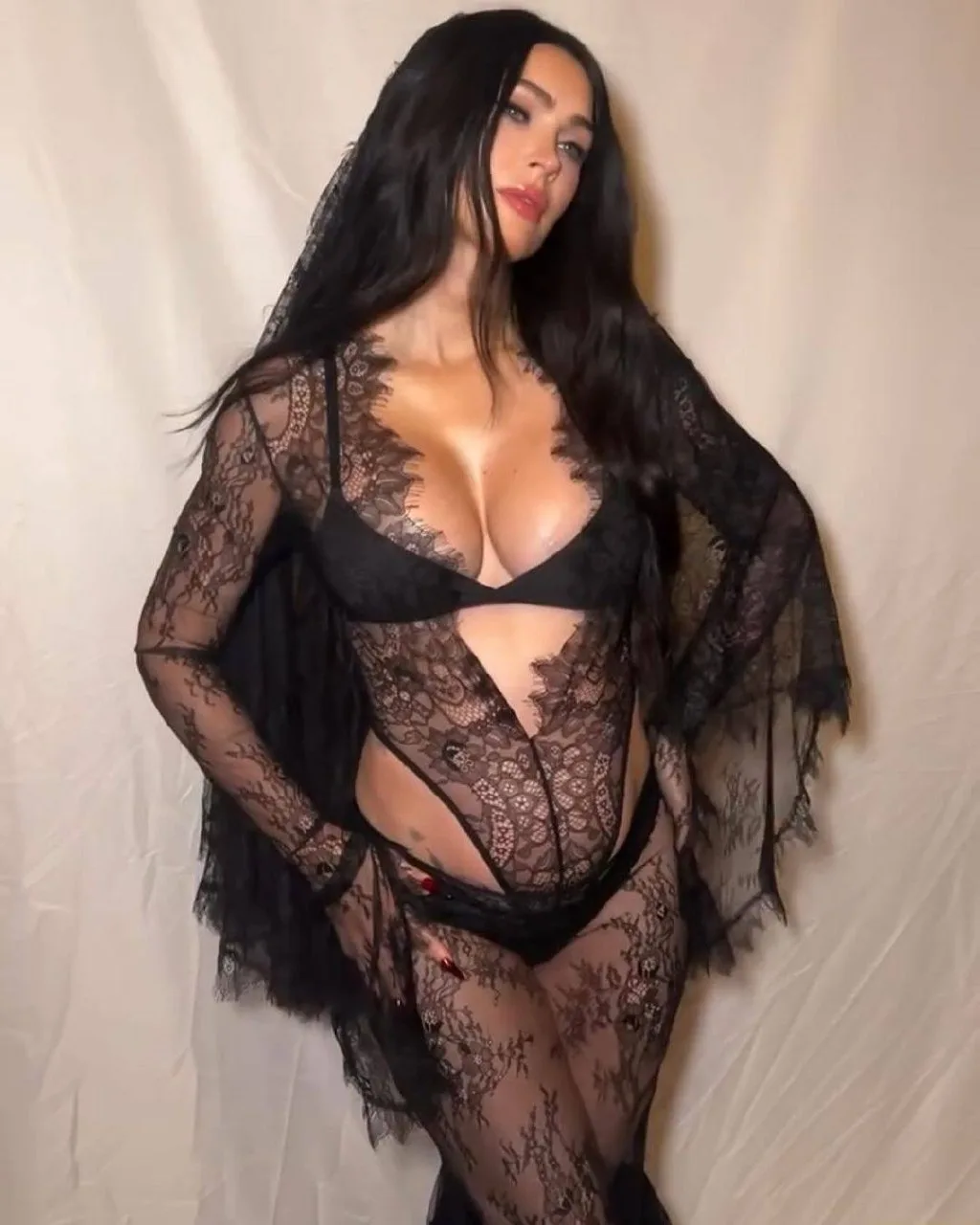 Актриса Megan Fox OnlyFans фото