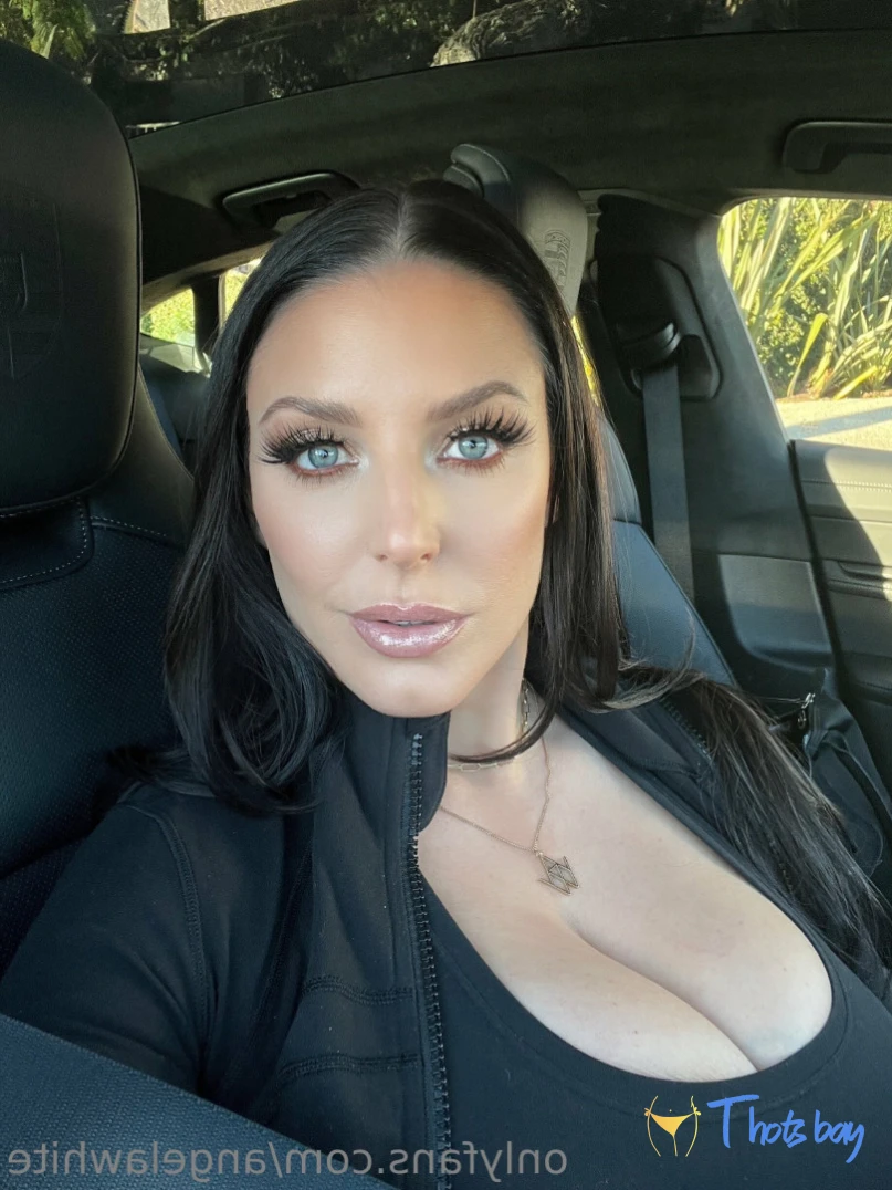 ANGELA WHITE OnlyFans фото