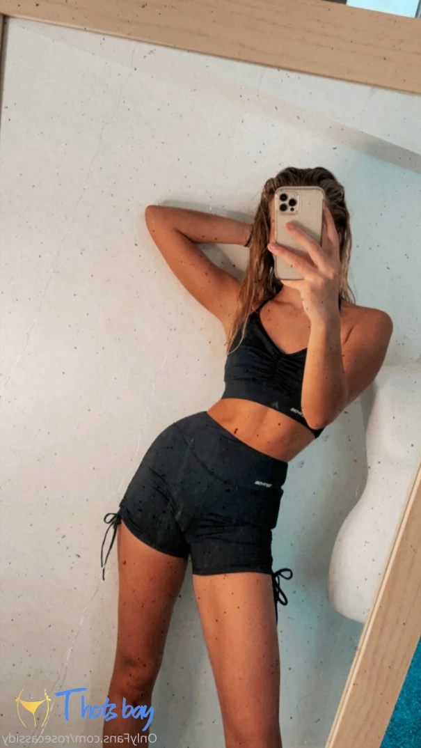 Rose Cassidy🌹 OnlyFans слив фото 3 С большой попой 2026